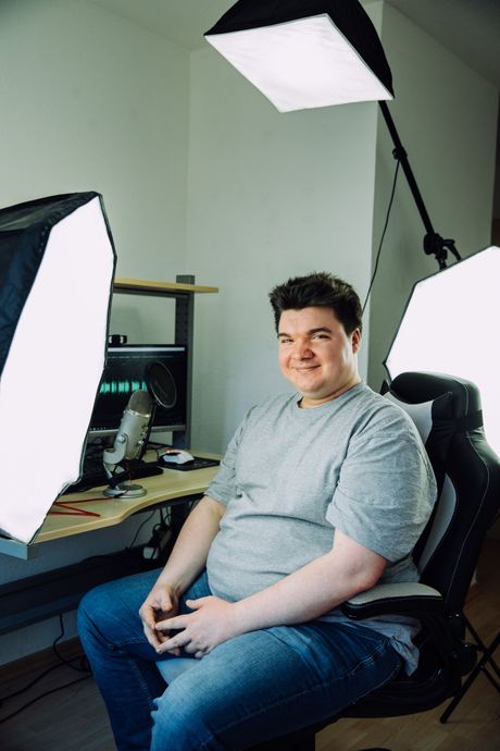 Eine Diashow wo ganz viele Bilder von Lukas Krämer gezeigt werden auf jedes Bild sieht man wie er steht oder auf einen Stuhl sitzt und freundlich ist